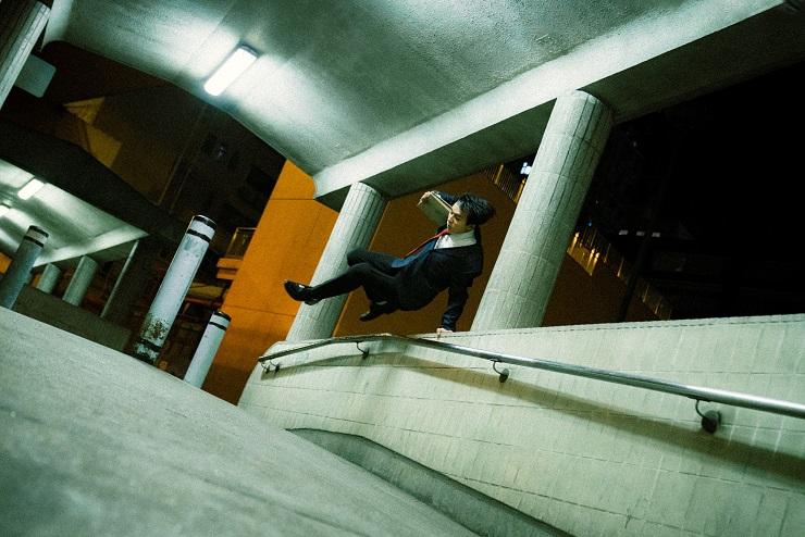 陳柏宇新歌《墜落》MV,請來特技人飛簷走壁。