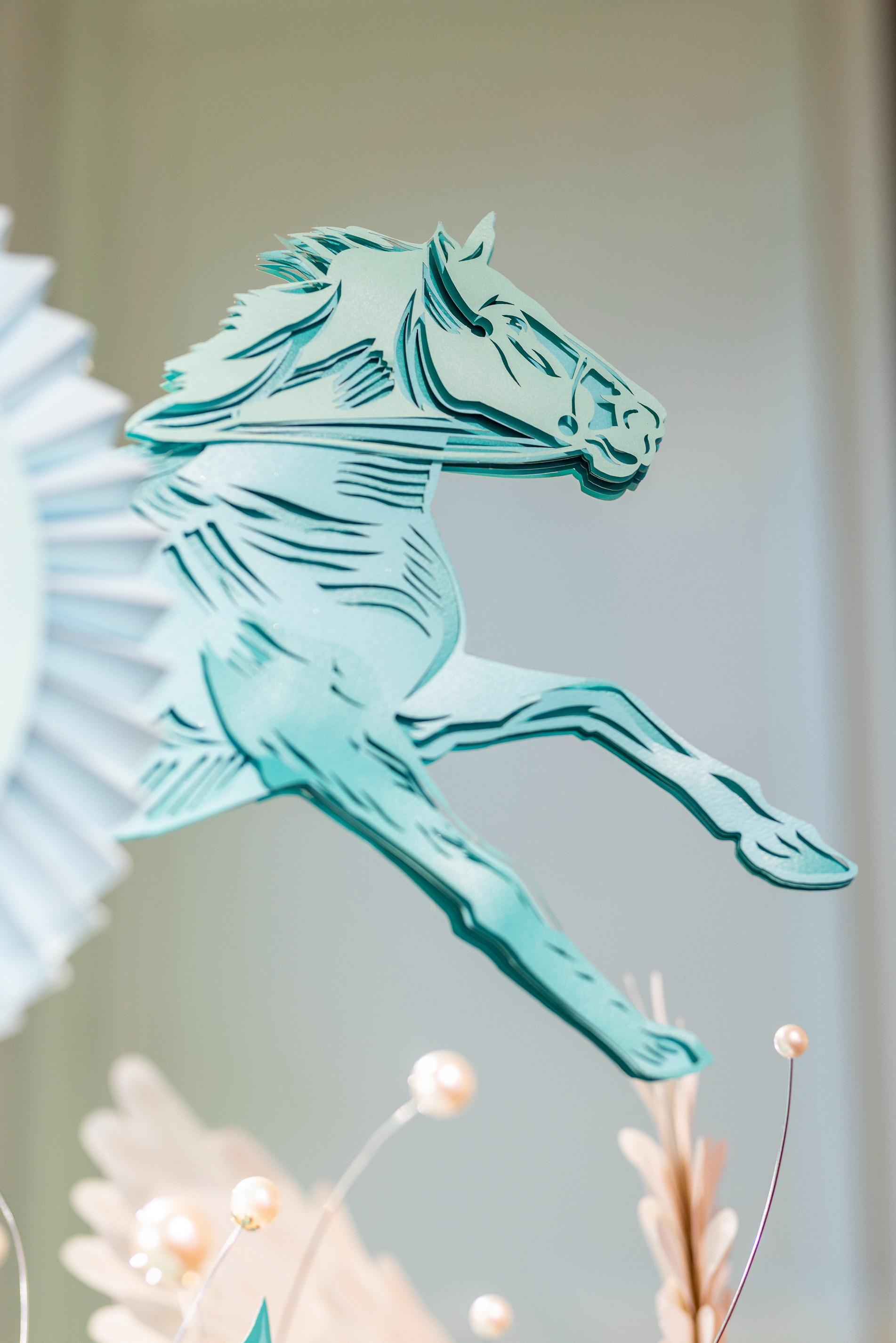 店內皇冠紙雕細節