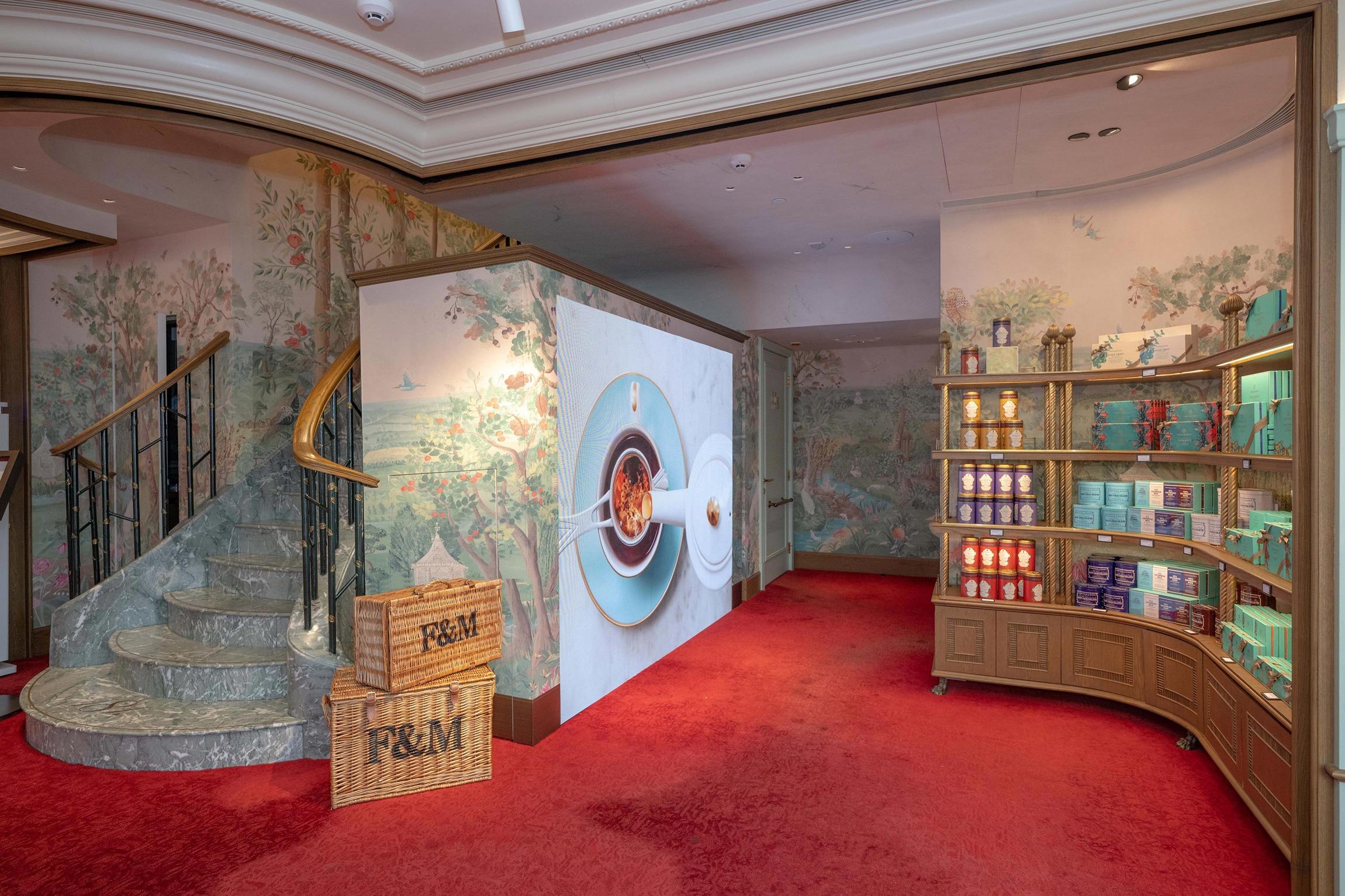 店內設置電子屏幕展示Fortnum’s的品牌故事,客人掃描二維碼細閱Fortnum’s的歷史照片和錄影片段,完成後即可免費獲得神秘禮物。