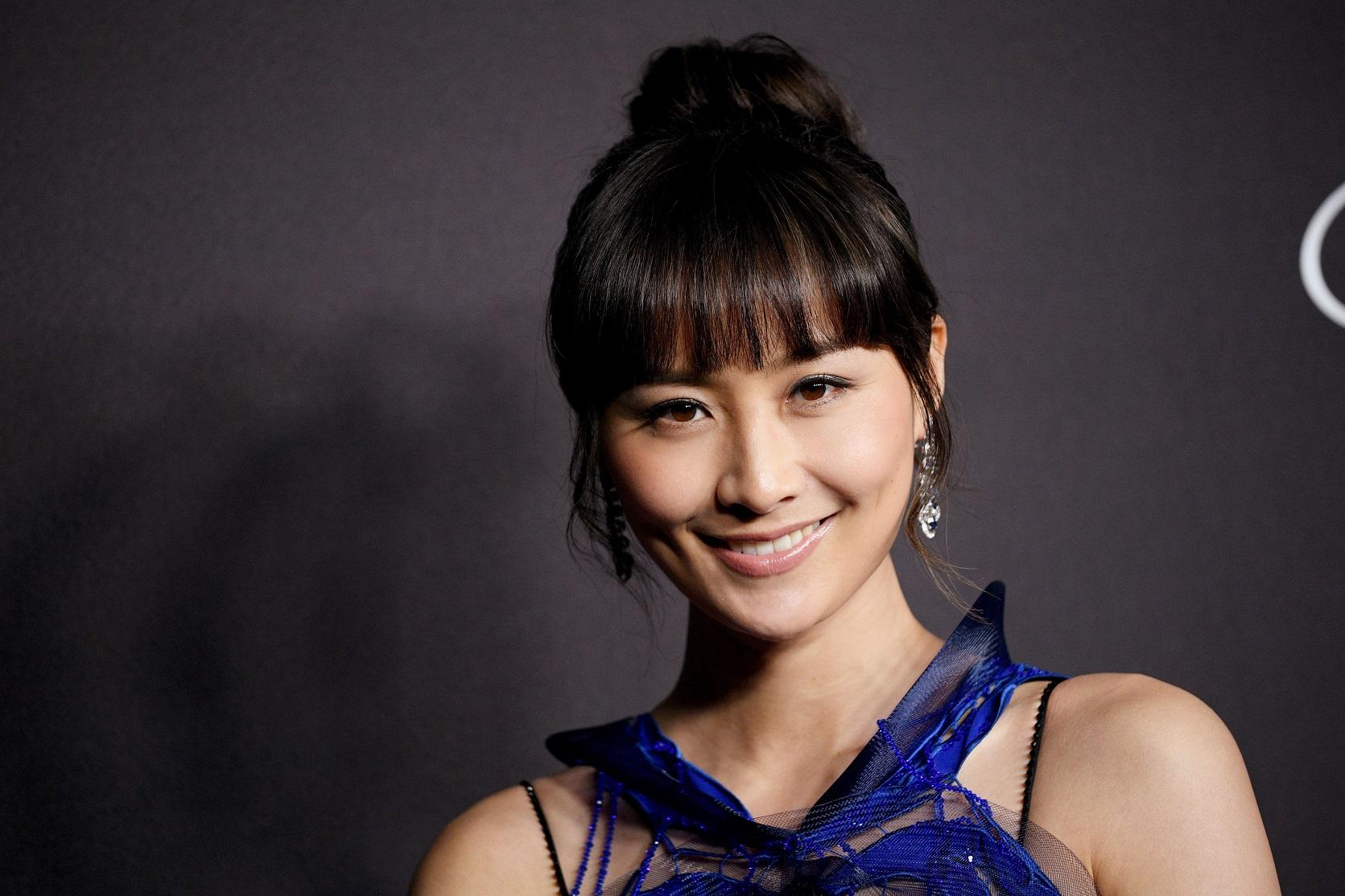 法拉在新劇中一人分飾兩角。