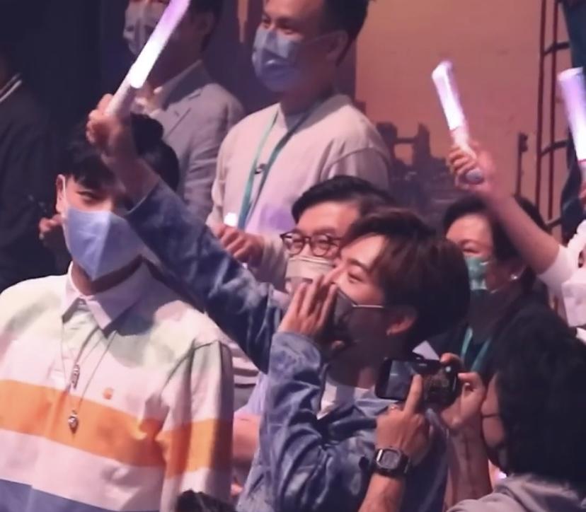 Edan與193睇騷,他看Jer表演時,像小粉絲般揮螢光棒大叫。