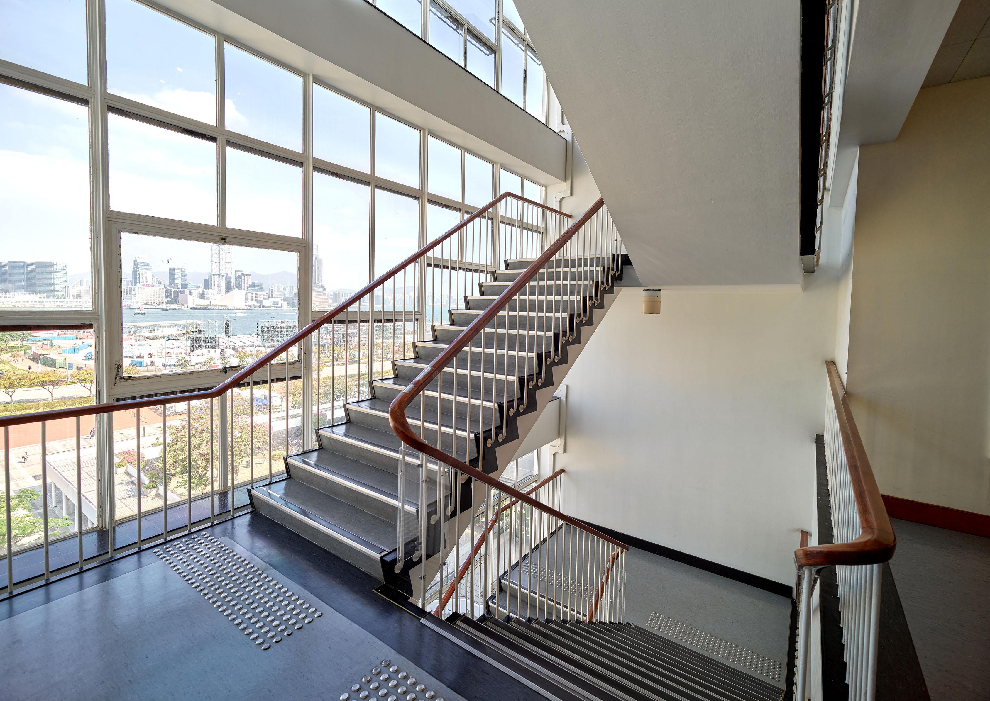 回教清真禮拜總堂、香港大會堂、雷生春列為法定古蹟