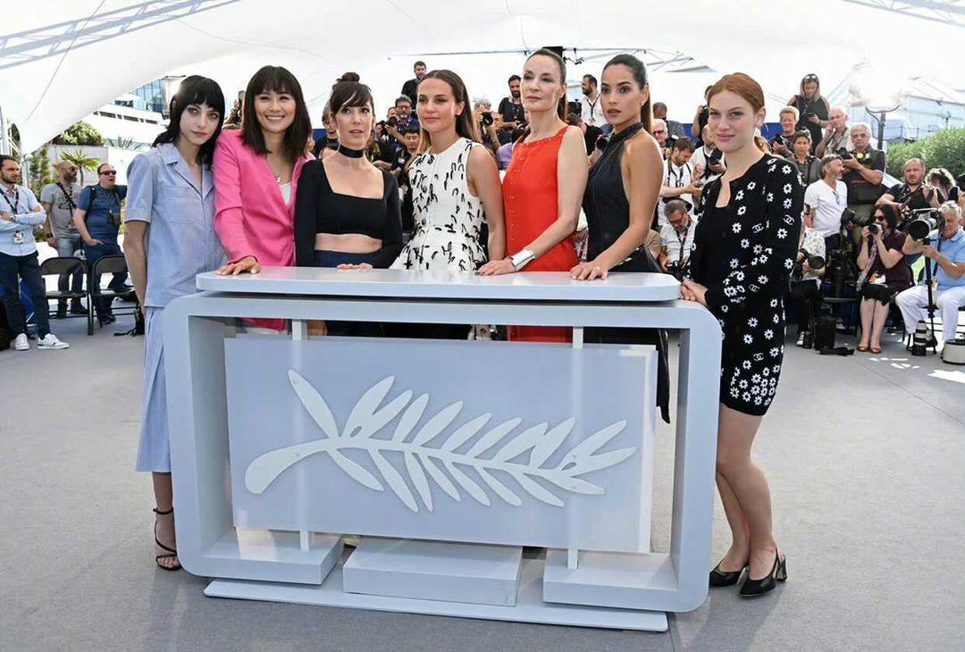 阿薩耶斯翻拍前妻張曼玉舊作《女飛賊再現江湖》成迷你劇,女主角艾莉西亞於影展登場。