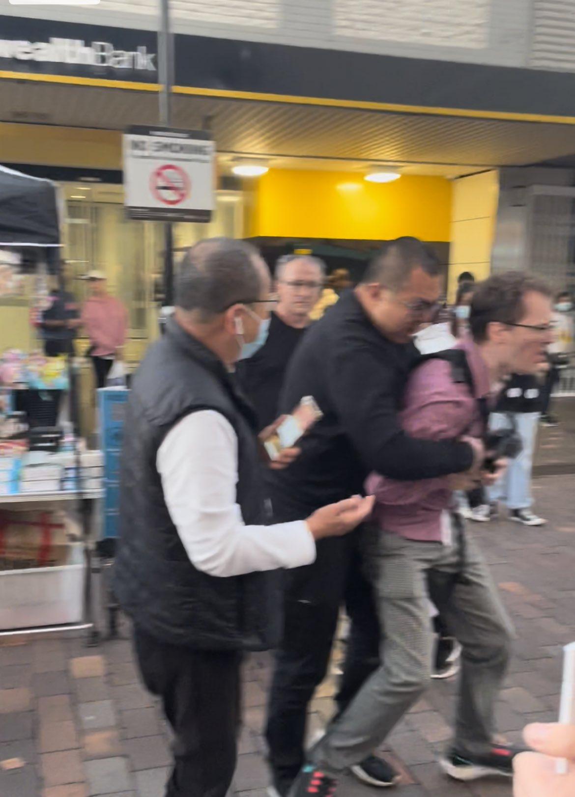 華人男子被指襲擊與柏樂志同行的攝影師。(Twitter圖片)