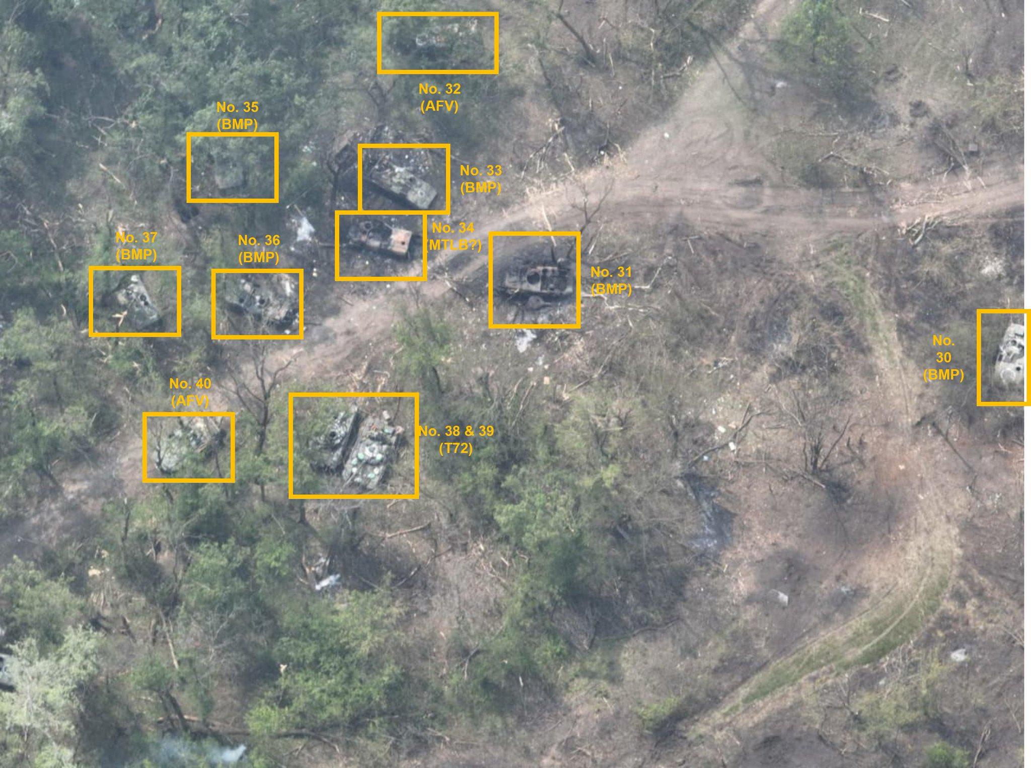 網民更利用網上圖片逐一細數,將圖中已損毀的軍車圈出統計。(Twitter)