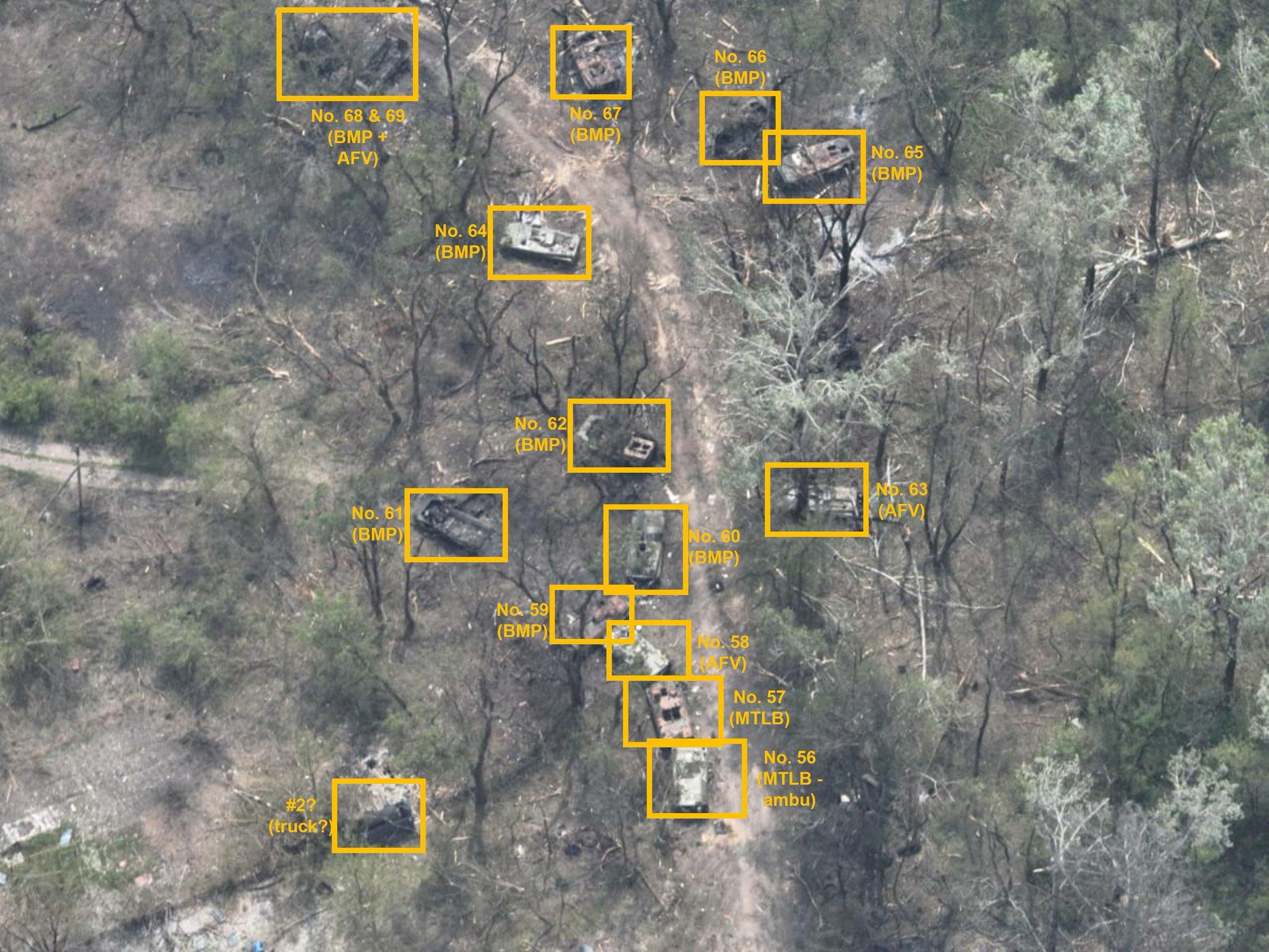 網民更利用網上圖片逐一細數,將圖中已損毀的軍車圈出統計。(Twitter)
