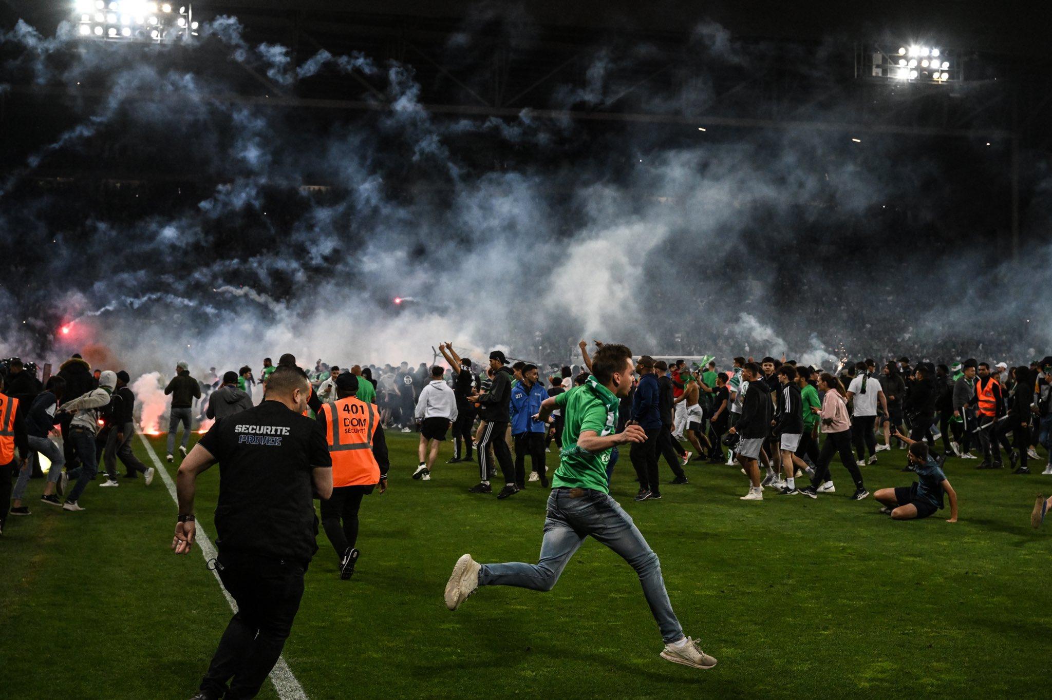 聖伊天大批球迷闖入球場滋事。(Twitter圖片)