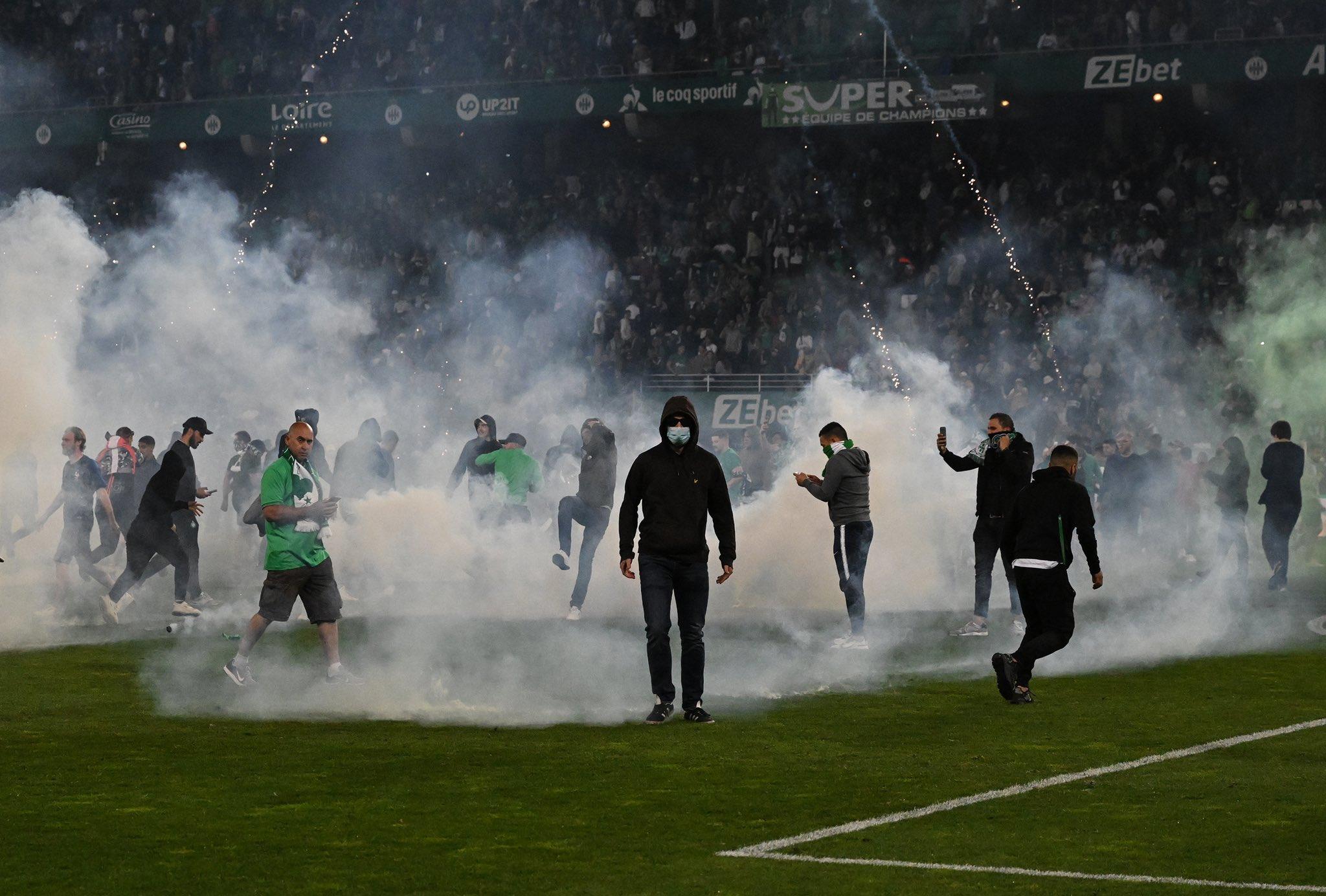 聖伊天球迷闖入球場投撕燃燒物品。(Twitter圖片)