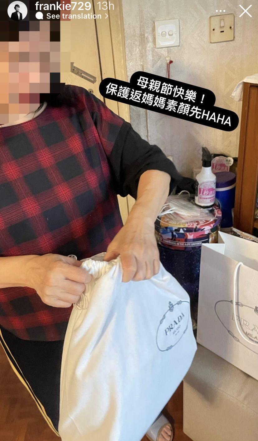 Frankie送上名牌手袋給母親作禮物,