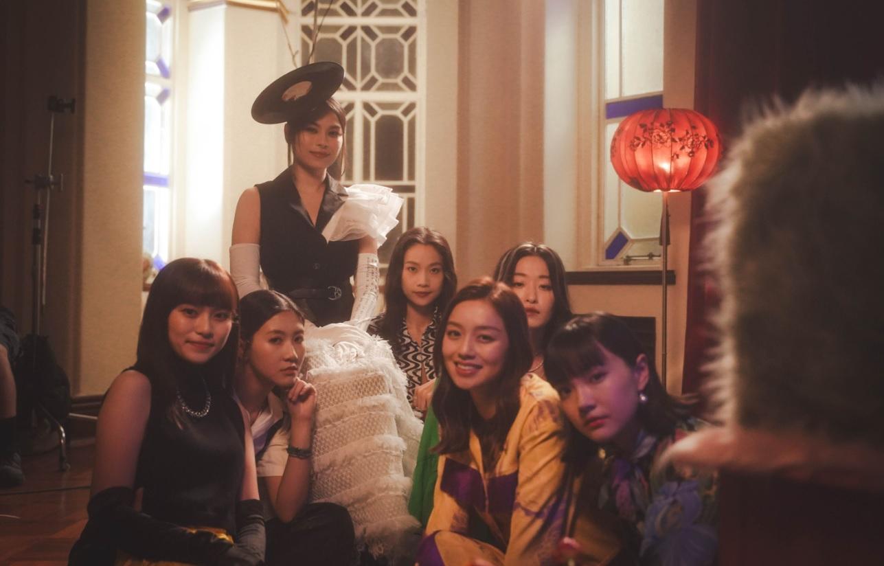 Gin Lee在新歌《剛好》MV化身人生大師,為失戀女生指點迷津。