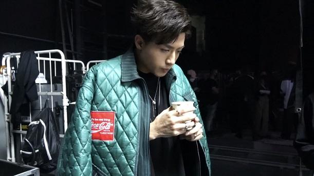 AK已第三次濕身拍MV,今次凍到打冷震。