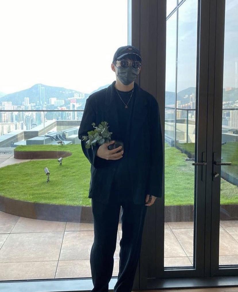 全黑打扮的Ian托著盆栽扮《回魂夜》中星爺的經典造型。