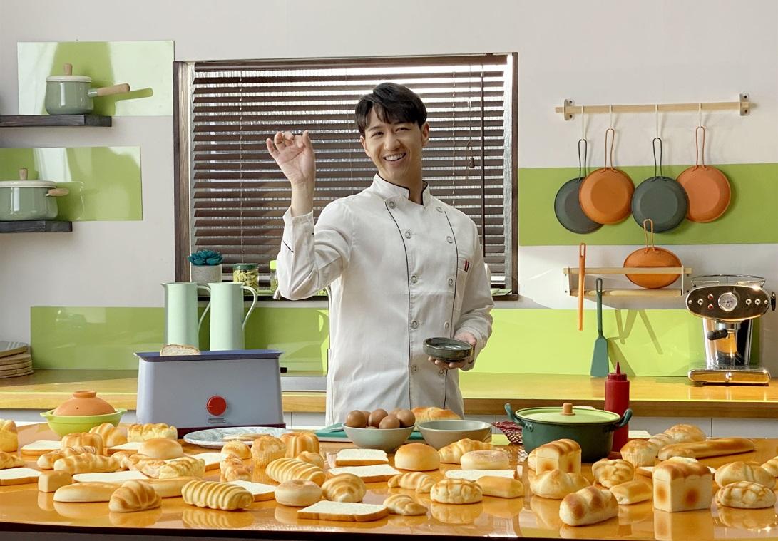 馮允謙扮成廚師Look登場。