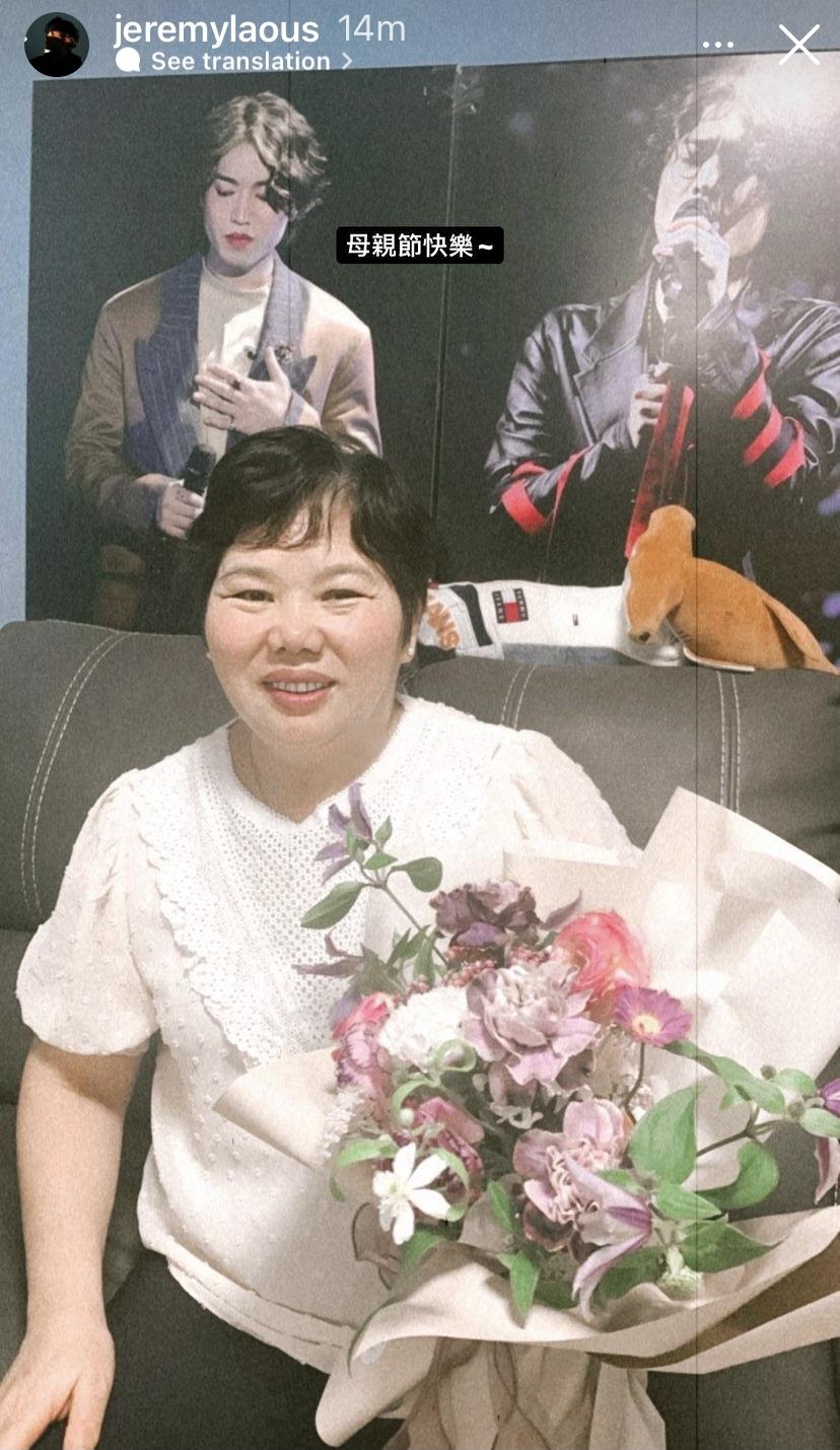 柳媽手持Jer送的花束在兒子演唱會海報前「合照」。