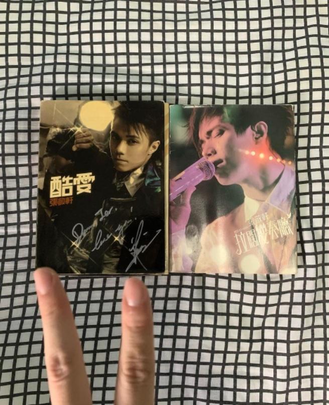 Jer聽張敬軒的歌曲成長,人生首張付錢購買的CD是張敬軒的《酷愛》。