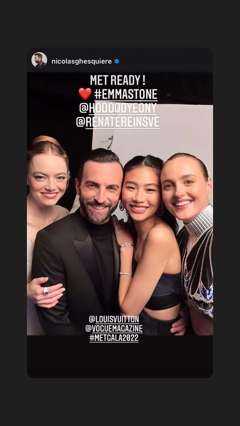 《魷魚遊戲》女星鄭好娟與影后愛瑪史東(左)於盛會上合照。