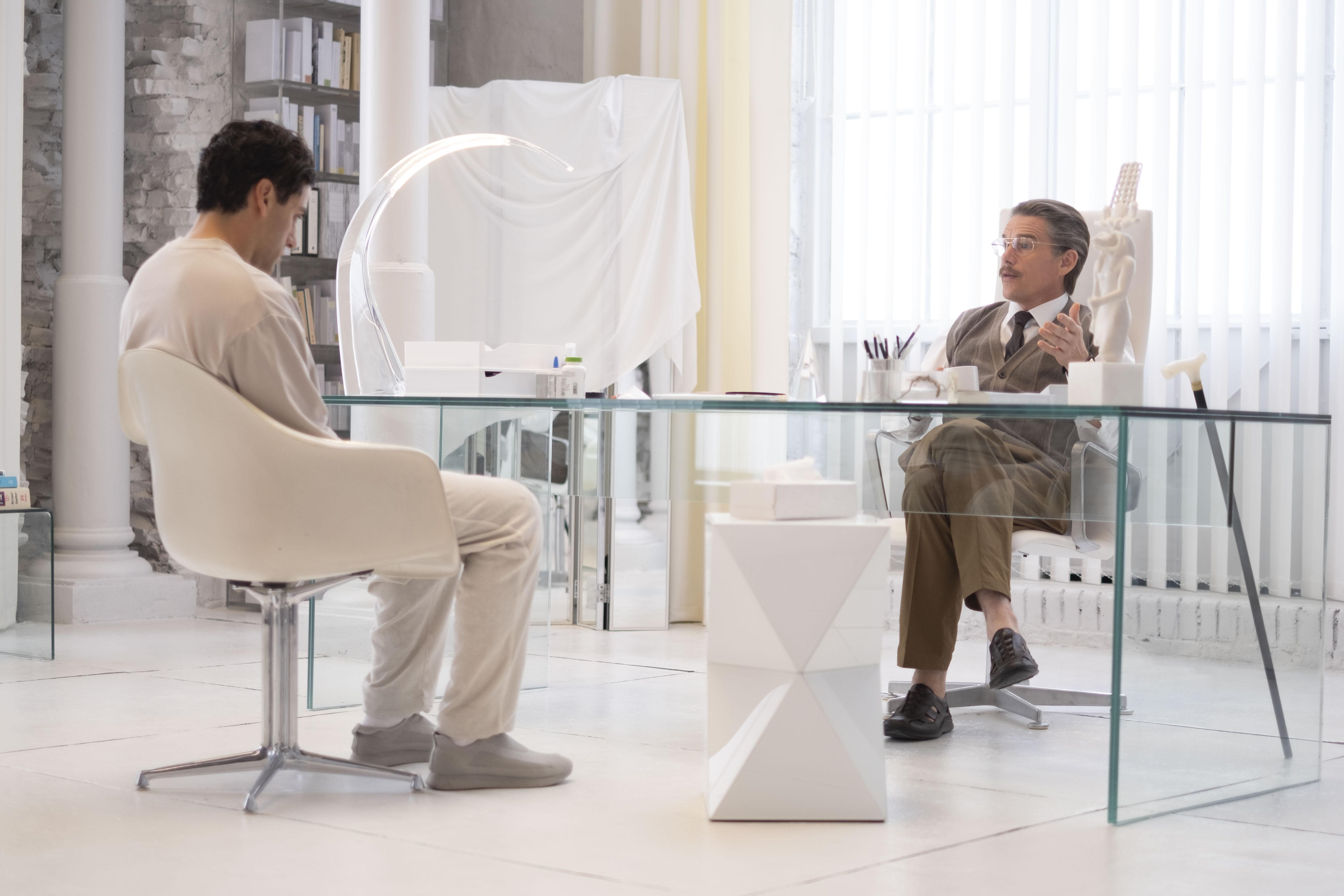 在精神病院裡的伊芬鶴基,化身診治馬克的精神病醫生。