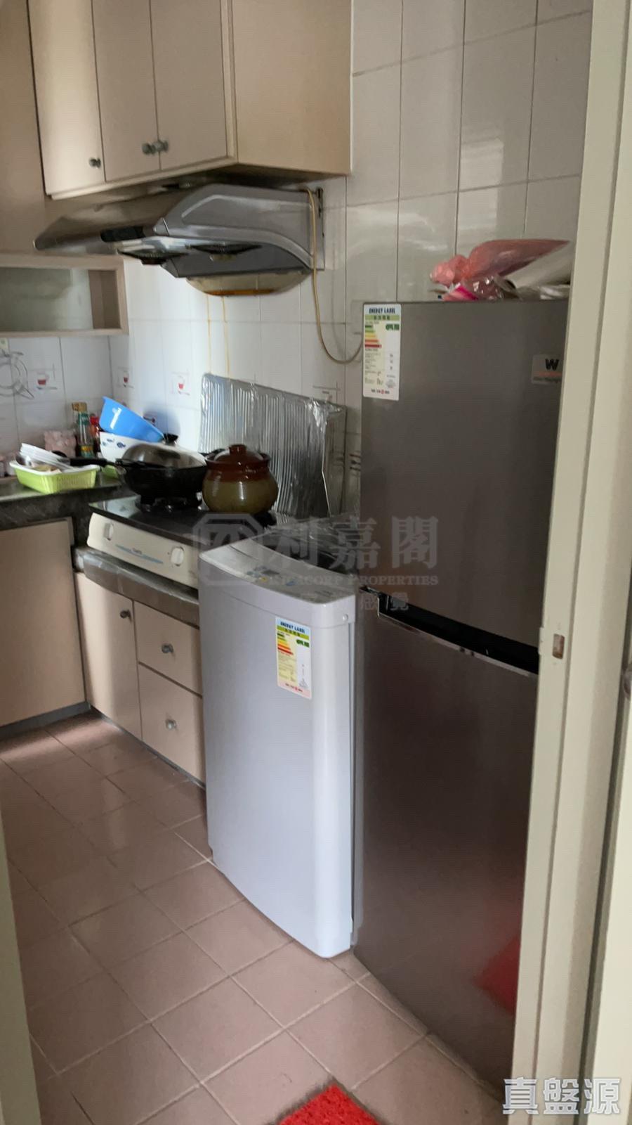 廚房企理整潔,附有大部分電器。