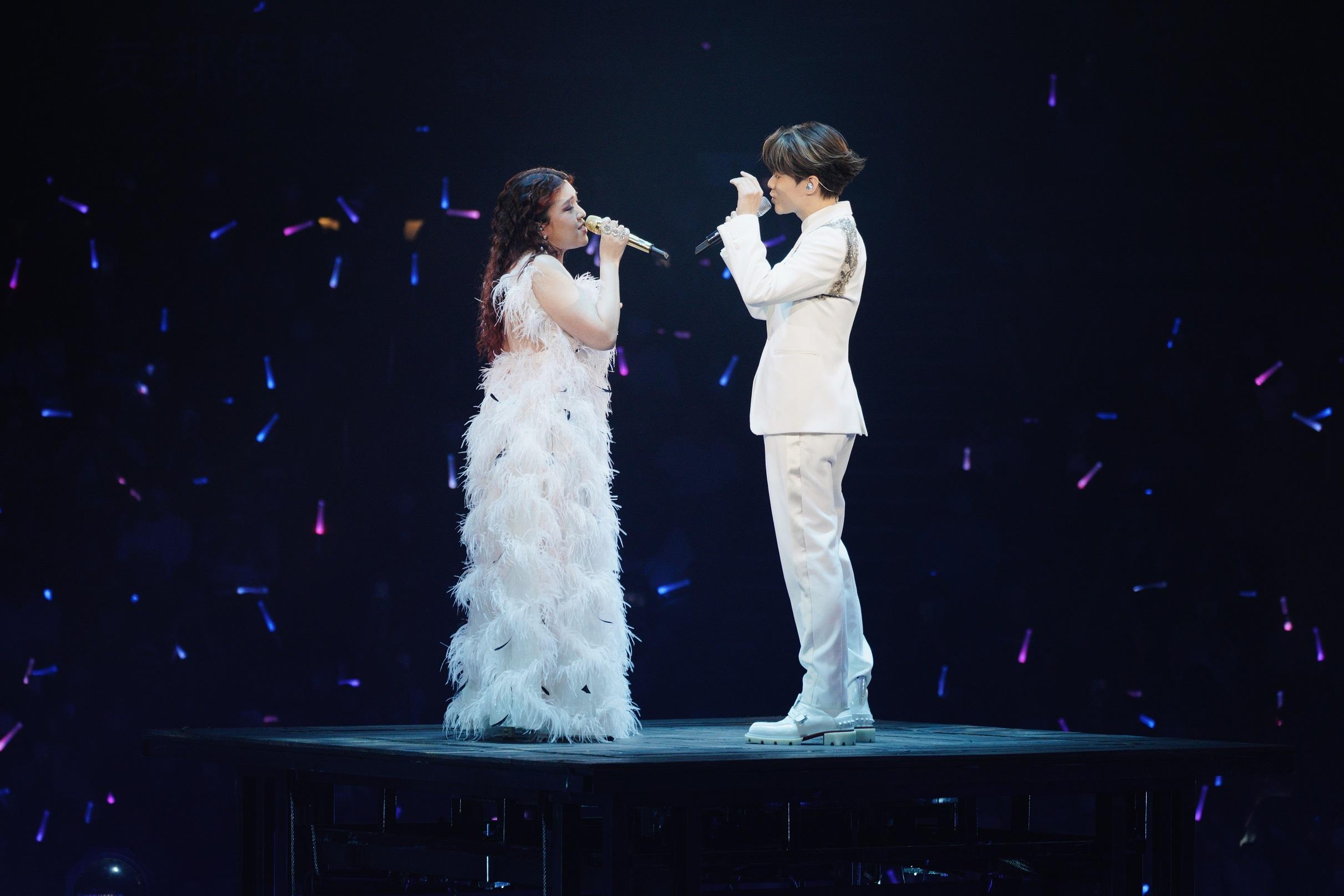 軒仔與Serrini合唱《披星戴月》。