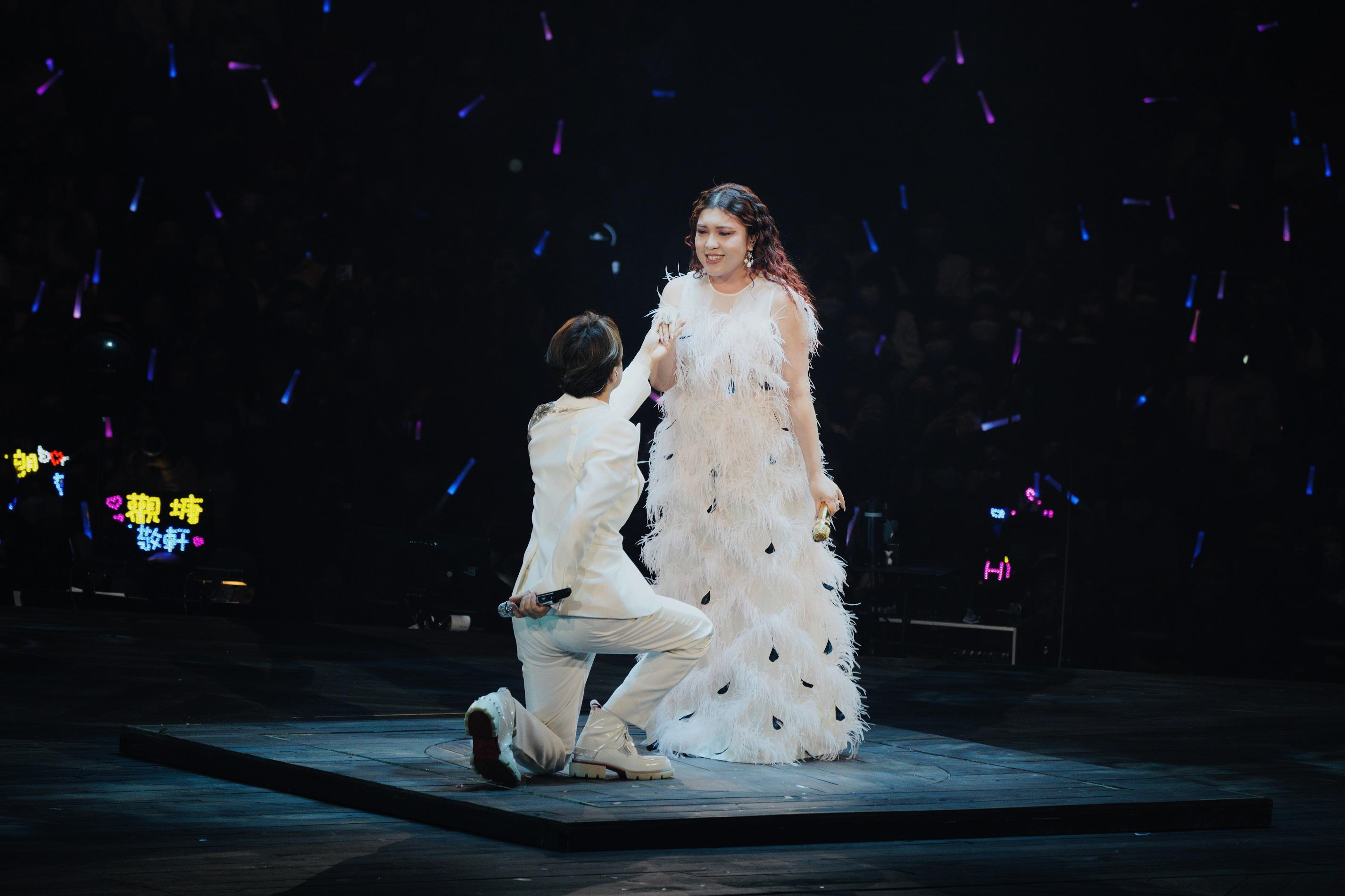 Serrini的「絲絨被」戰衣,被軒仔指好似小鳯姐。