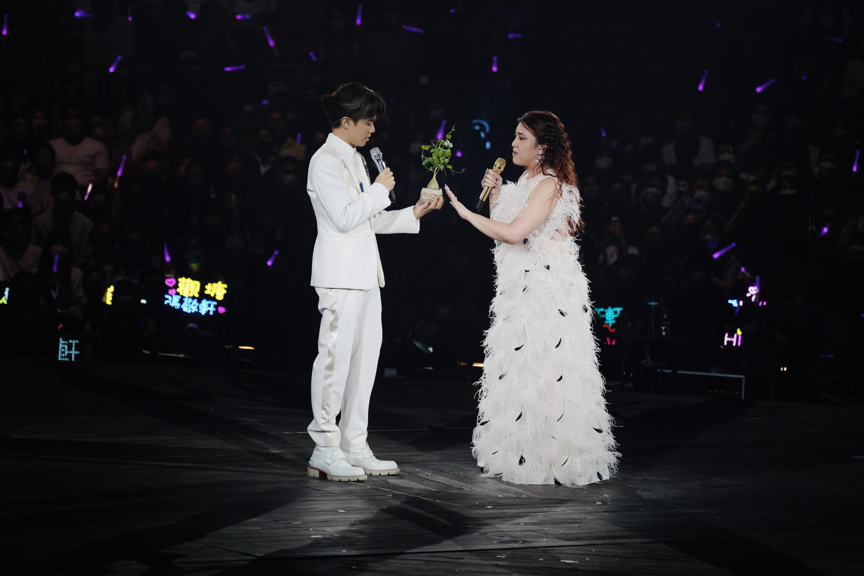 Serrini送上鑽石砌割的心形葉盆栽給軒仔作禮物。