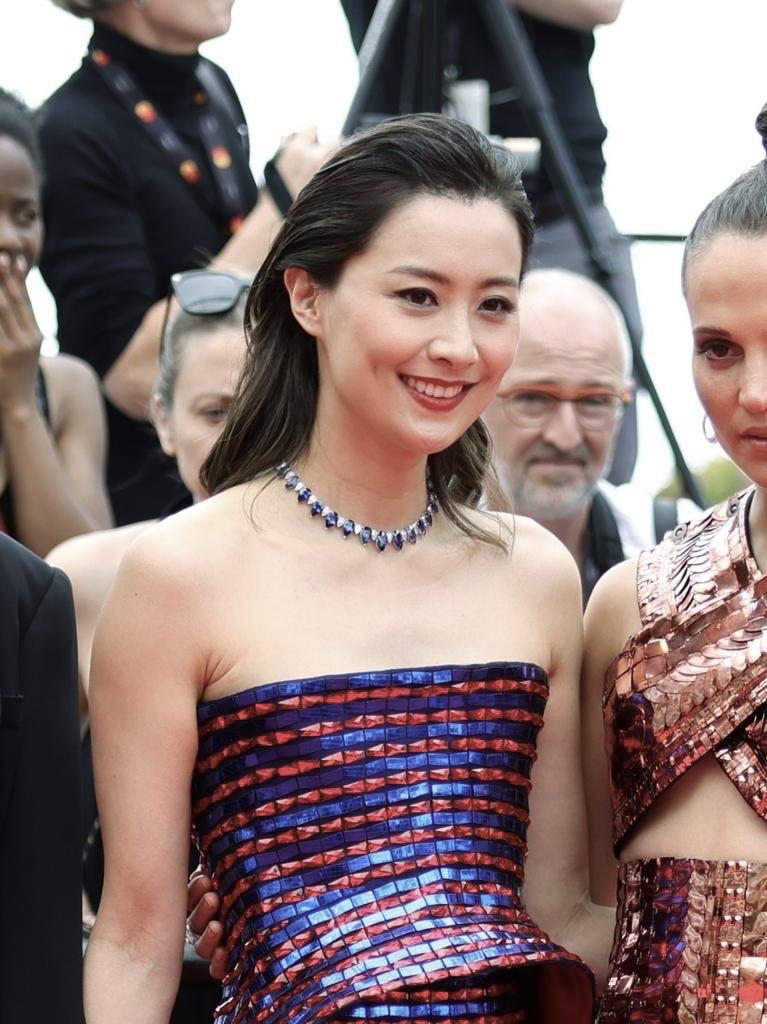 法拉穿上ARMANI PRIVE緊身胸衣連身裙、佩戴Chopard過千萬鑽飾,出席康城影展行紅地毯。