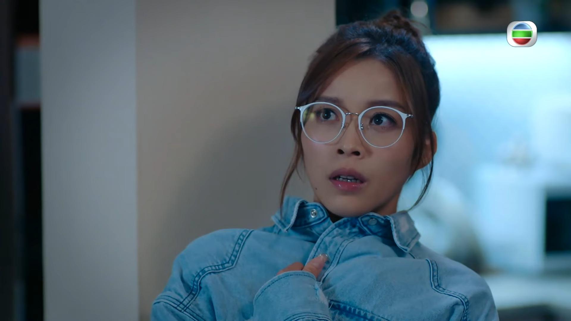 賴慰玲以這身眼鏡宅女造型,尋找蜥蝪人,充滿喜劇效果。(截圖)