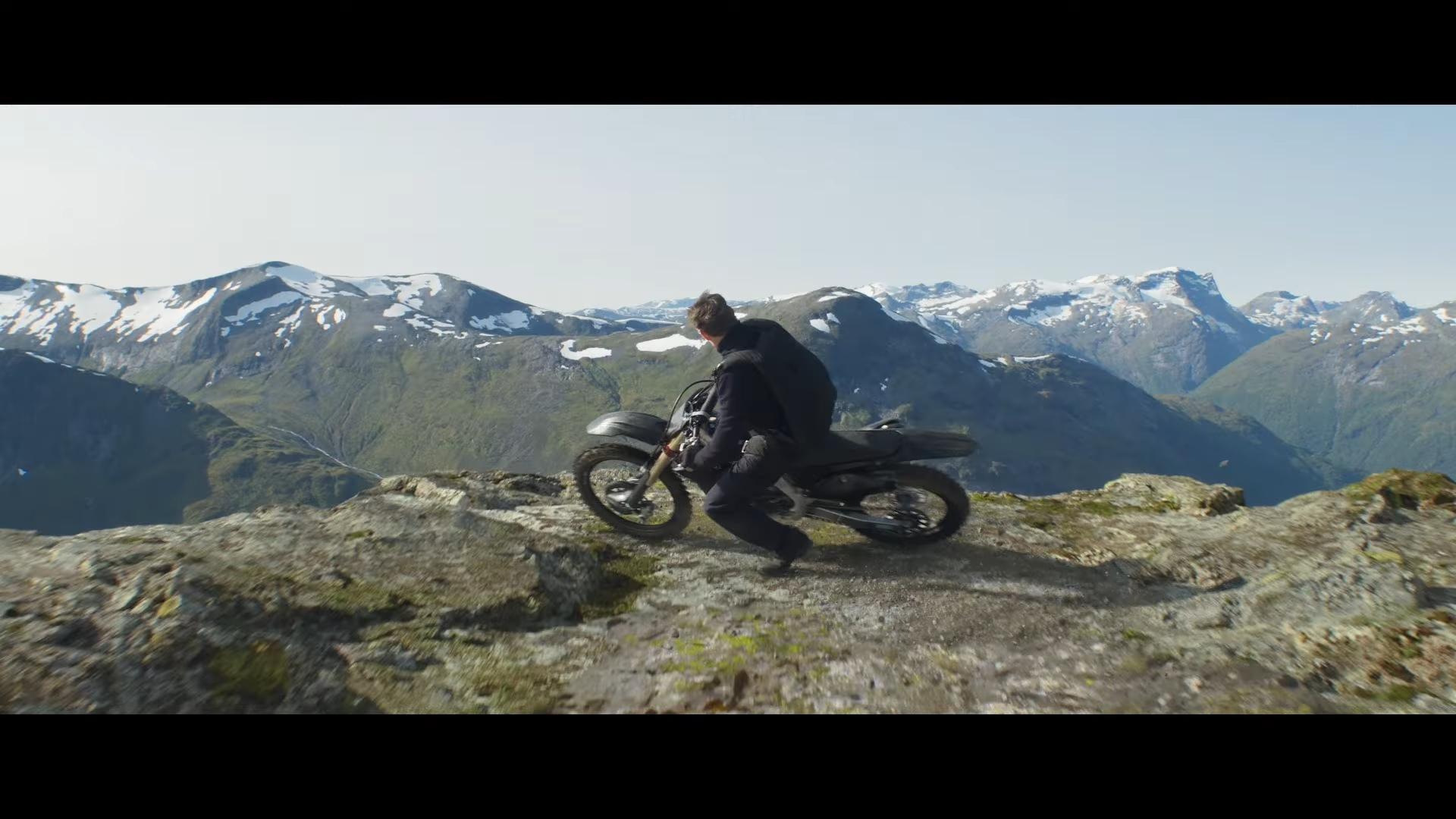 騎電車至崖邊。