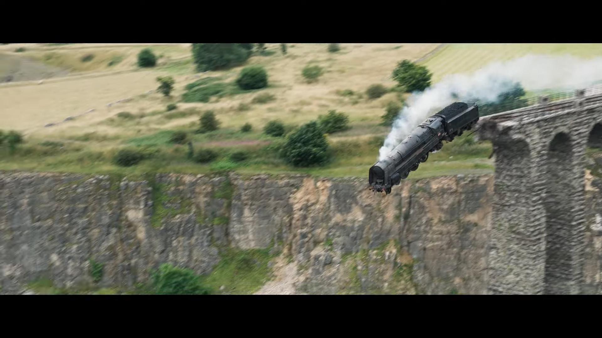 火車飛銜落崖。