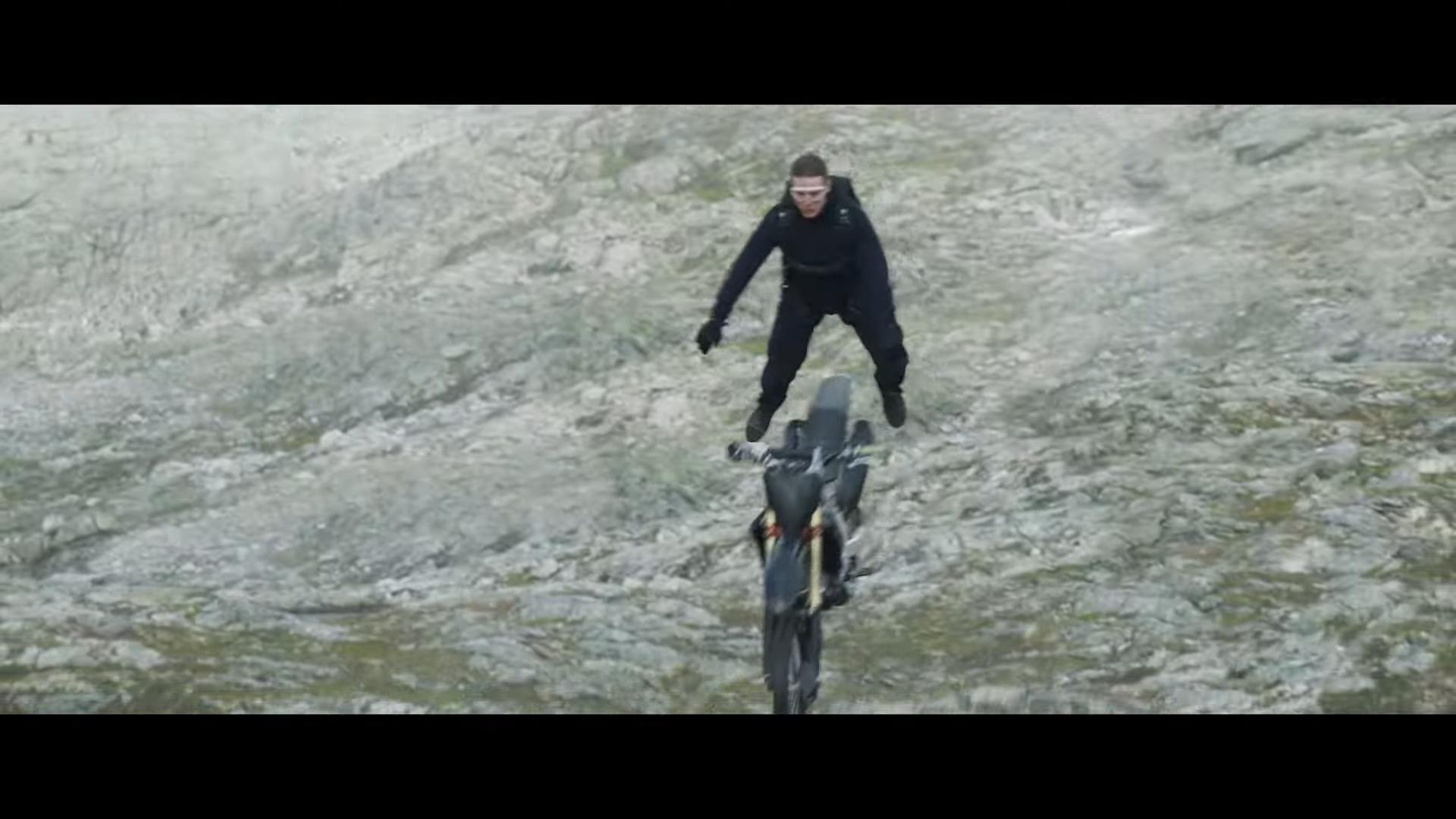 湯告魯斯騎電車跳崖。