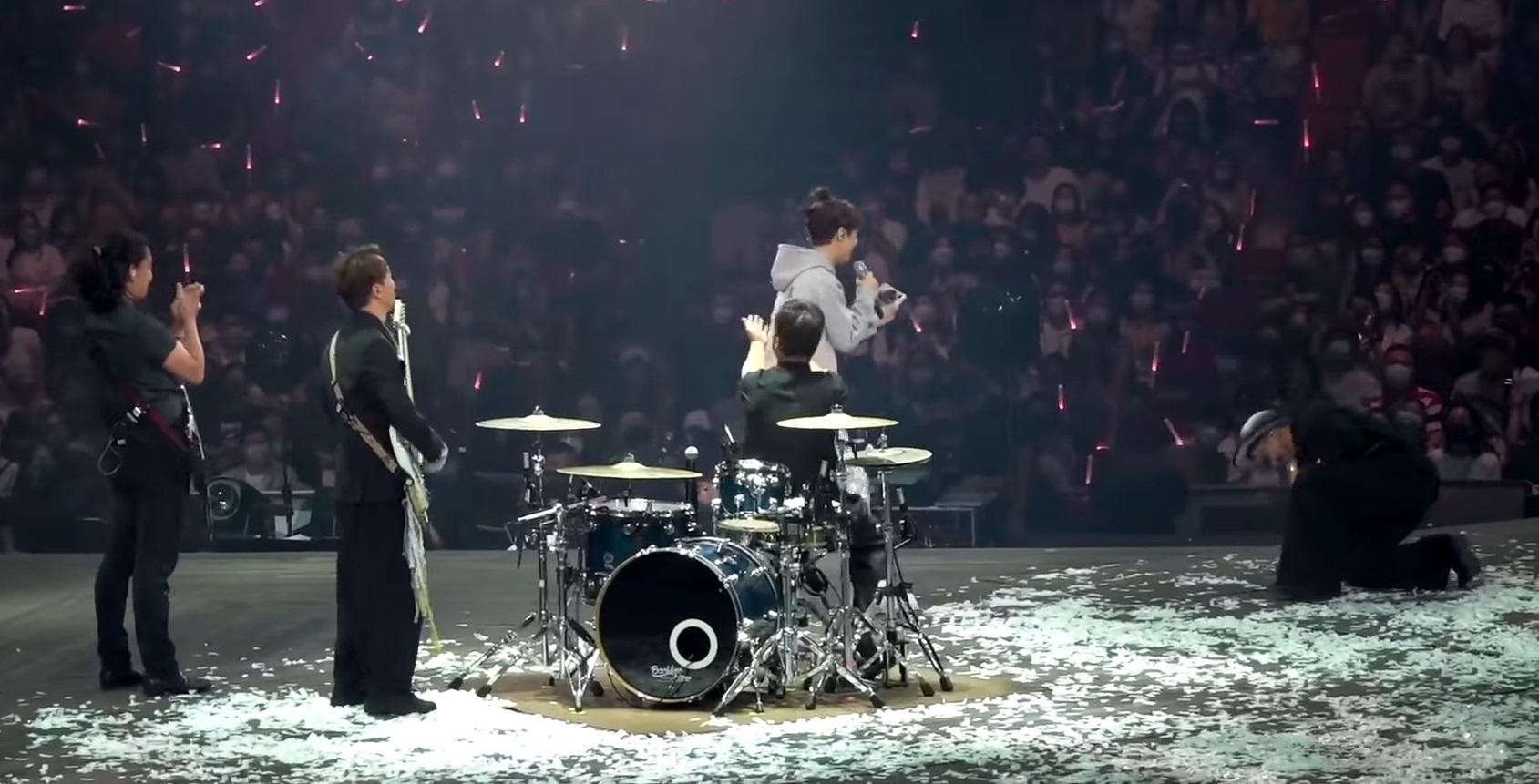 主音6號徥知軒仔早已私藏RubberBand專輯,在台上單膝跪以示感激。