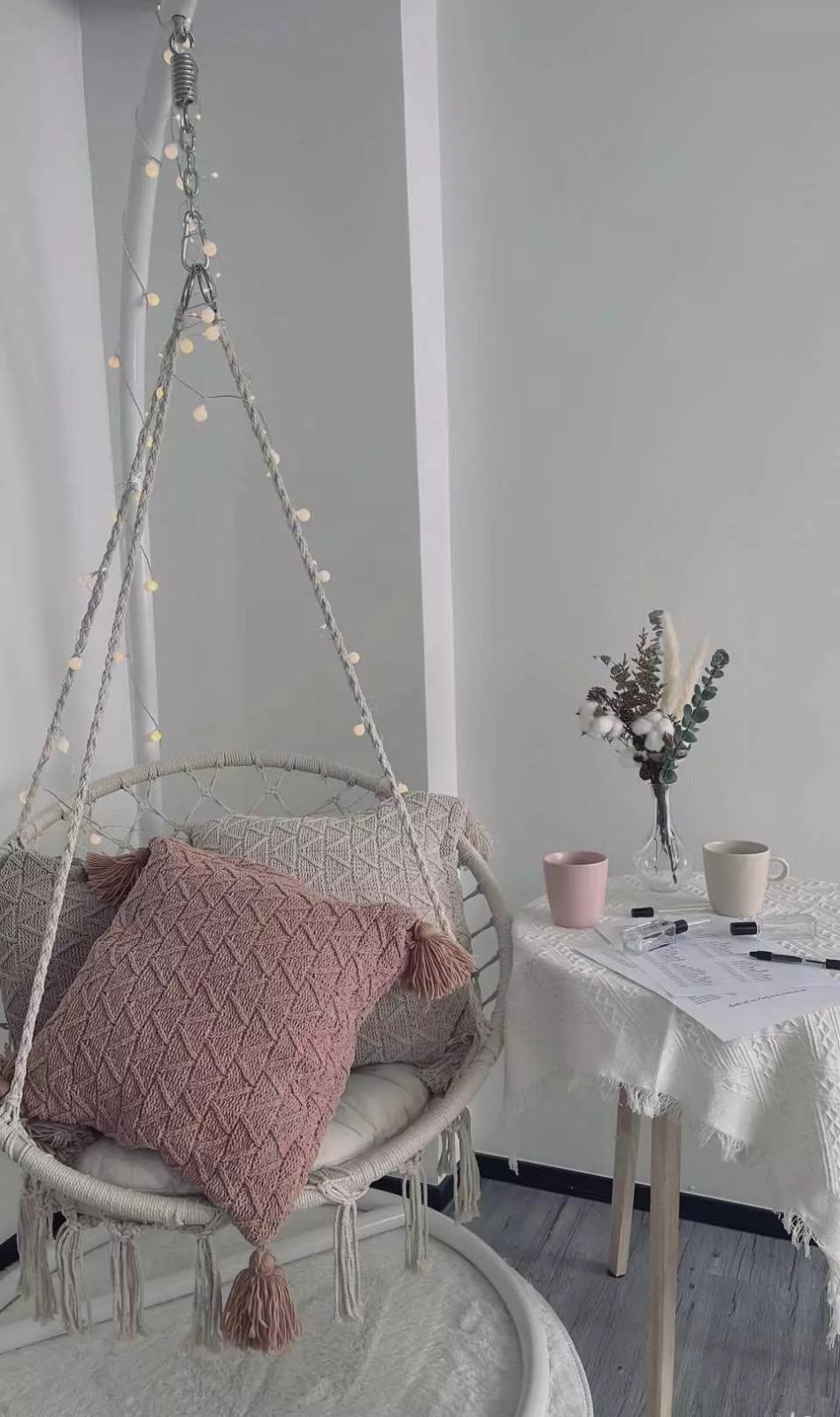 Studio中設有粉色仿藤吊椅,在製作香水後,是絕對不能錯過的打卡點!