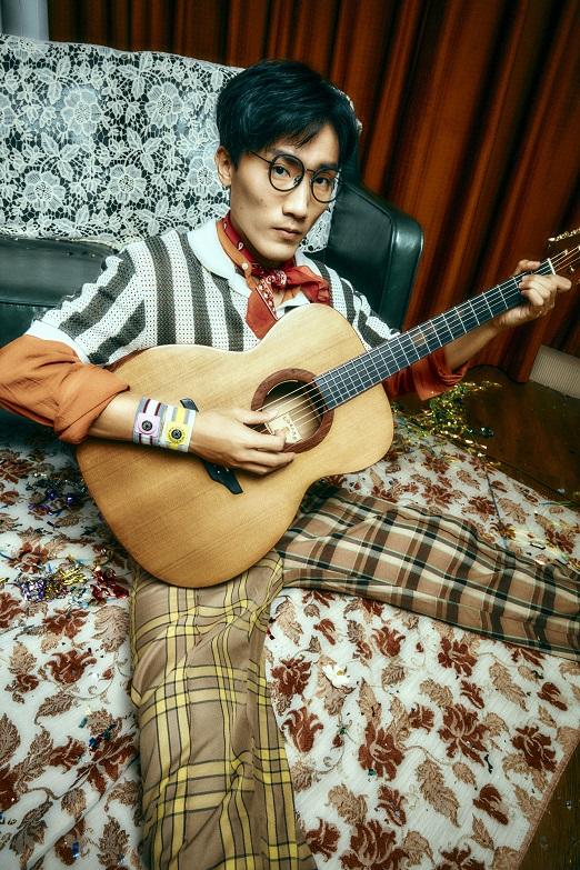 新靑年理髮廳的歐陽德輝擔任音樂總監及現場演奏。