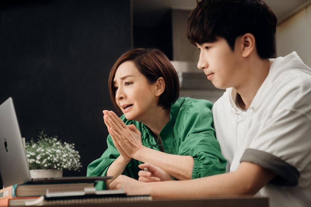 次更邀請到影后毛舜筠(毛姐),夥拍年僅17歲、首次登上大螢幕便獲提名第40屆香港電影金像獎「最佳男配角」和「最佳新演員」的馮皓揚(洋洋),聯同影壇新人郭思(Suey),一同拍攝母親節宣傳短片。