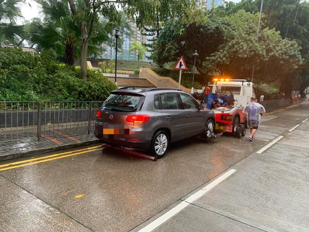 警方於行動中拖走18輛車。(警方圖片)