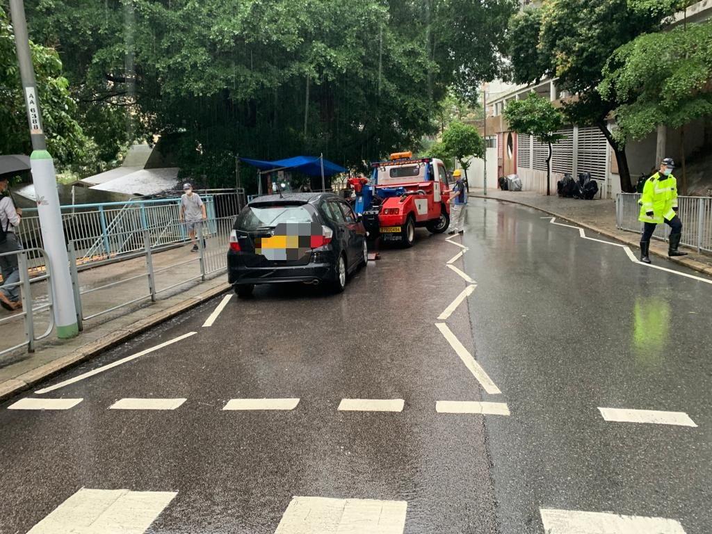 警方於行動中拖走18輛車。(警方圖片)