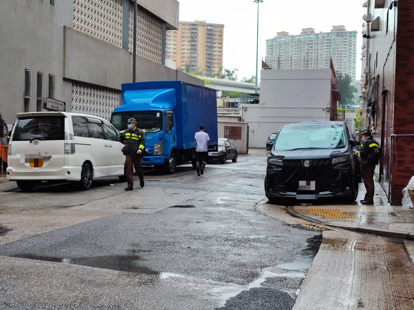 警方於行動中拖走18輛車。(警方圖片)