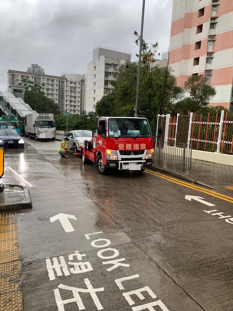 警方於行動中拖走18輛車。(警方圖片)