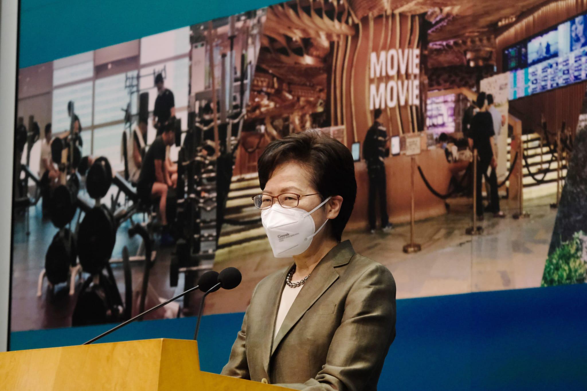 林鄭月娥:周四食肆每枱最多坐8人,劇烈運動可除口罩沙灘泳池重開。