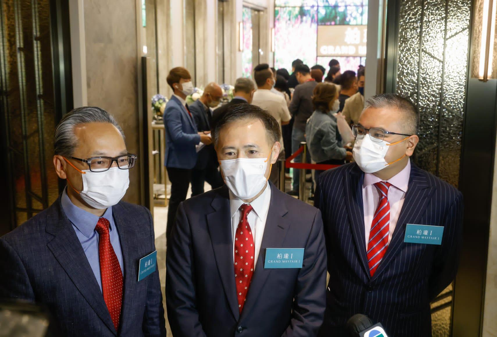 信和置業營業部集團聯席董事田兆源(中)稱次輪買家中不乏年輕客人,普遍對兩房戶感興趣。(蘇文傑攝)