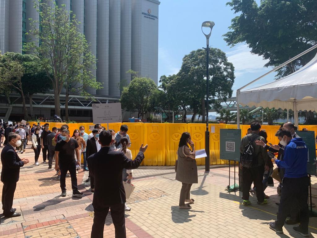 港鐵錦上路站新盤柏瓏 I 今日次輪銷售場面。(蘇文傑攝)