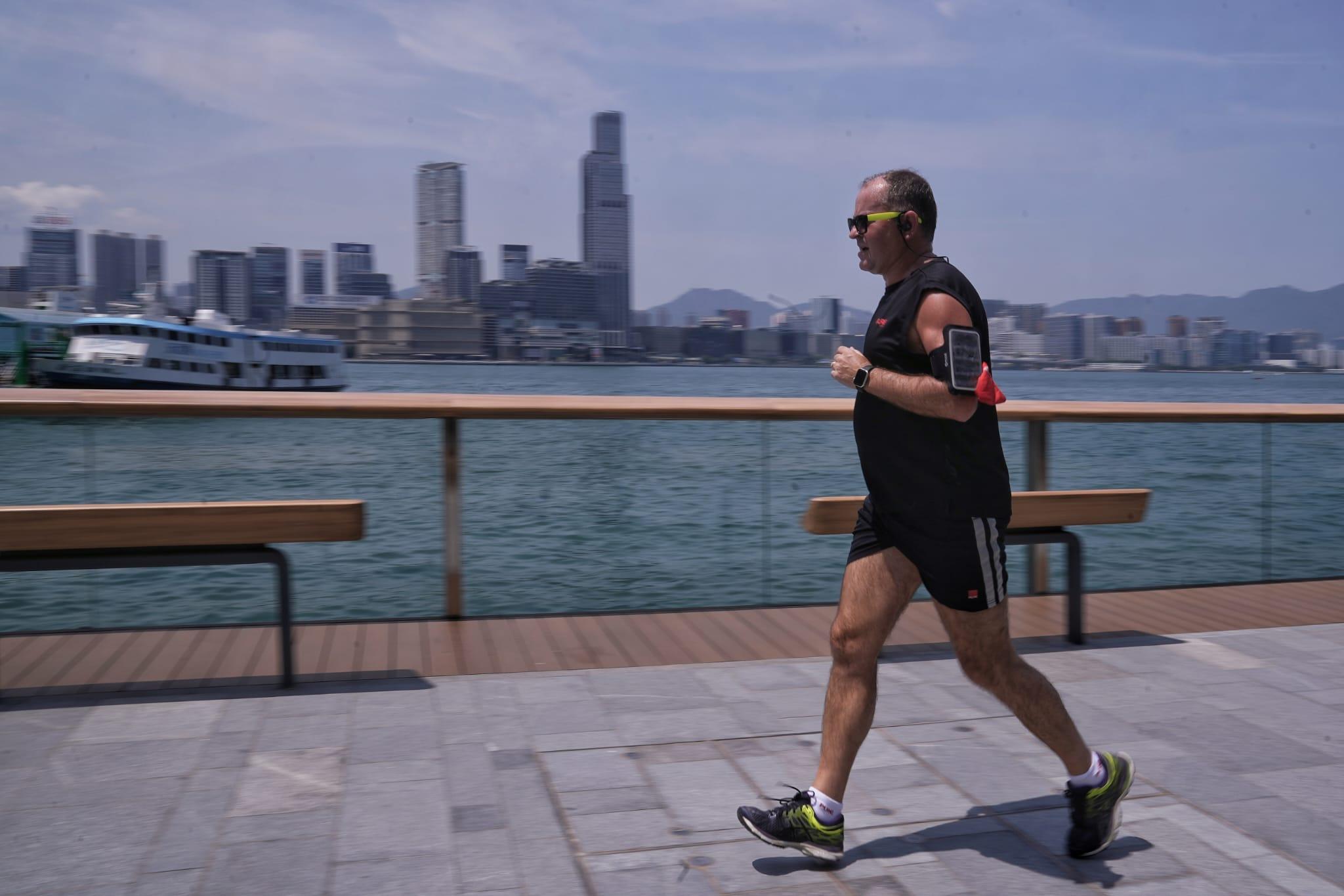 疫情|一文睇清今起放寬社交措施 堂食准8人一枱戶外運動免戴口罩