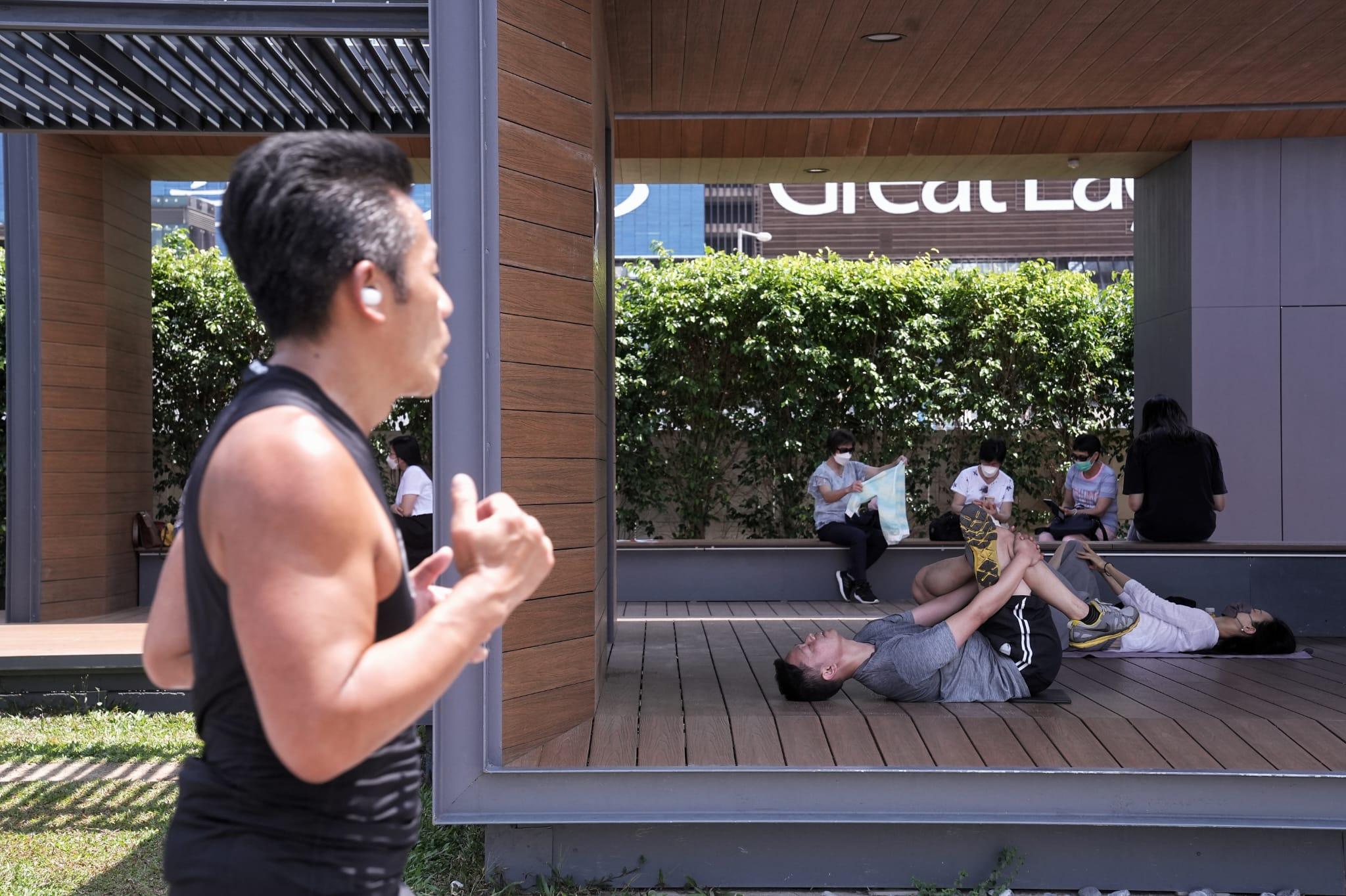 疫情|一文睇清今起放寬社交措施 堂食准8人一枱戶外運動免戴口罩