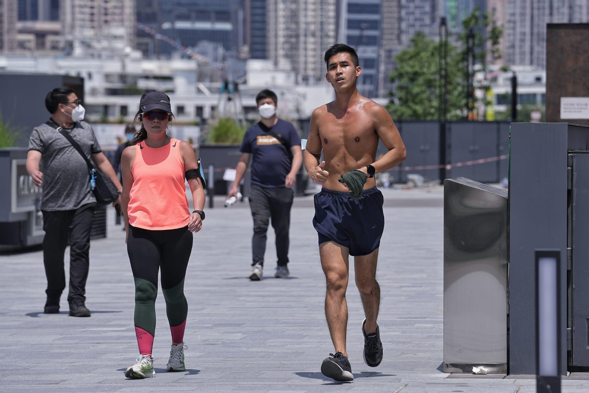 疫情|一文睇清今起放寬社交措施 堂食准8人一枱戶外運動免戴口罩