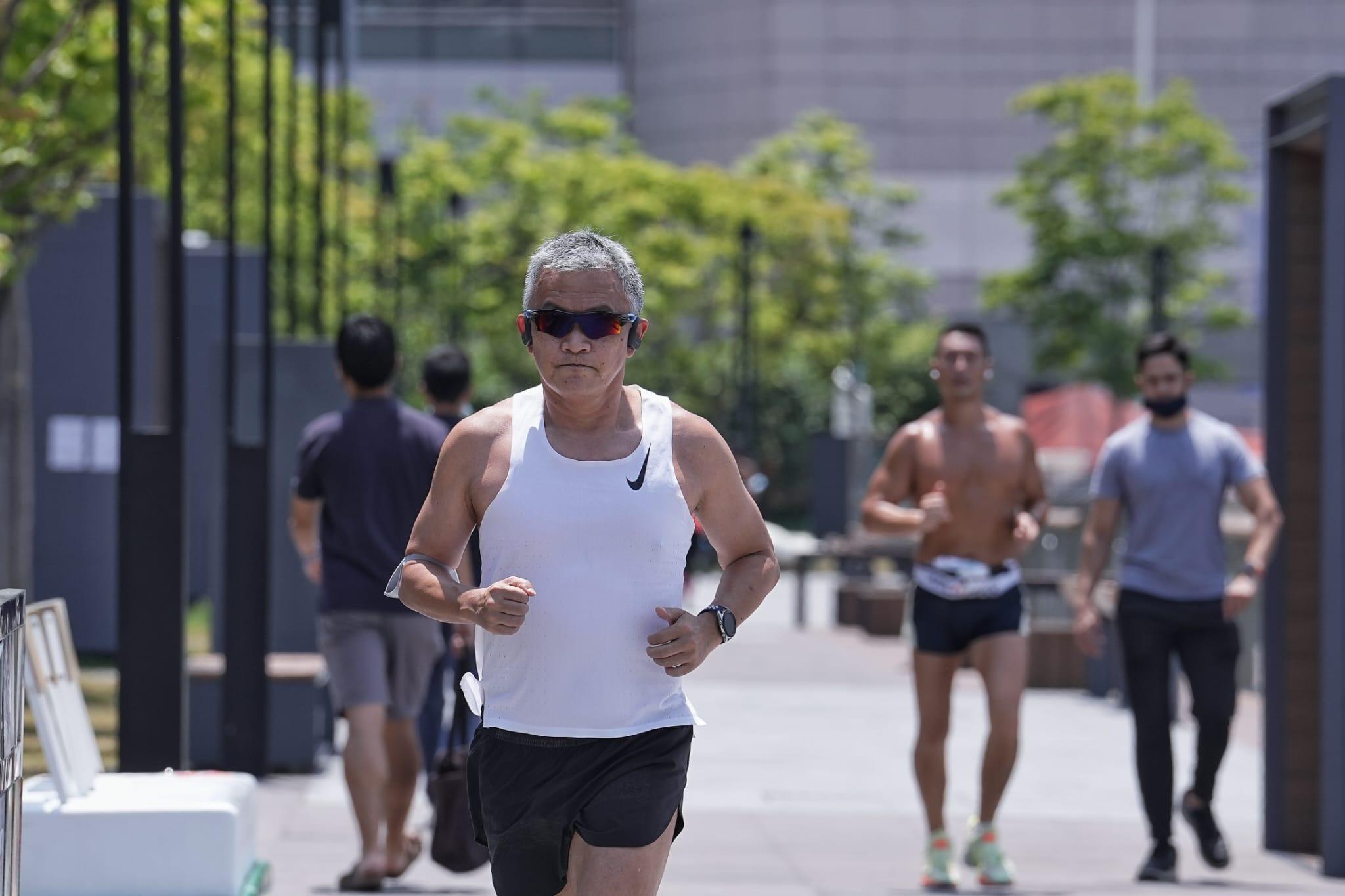 疫情|一文睇清今起放寬社交措施 堂食准8人一枱戶外運動免戴口罩