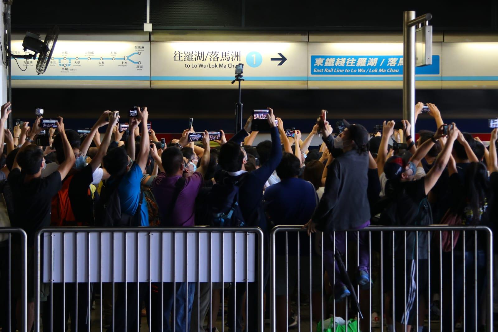 「烏蠅頭」12卡列車榮休 大批鐵路迷月台拍攝最後一班車 (持續更新)