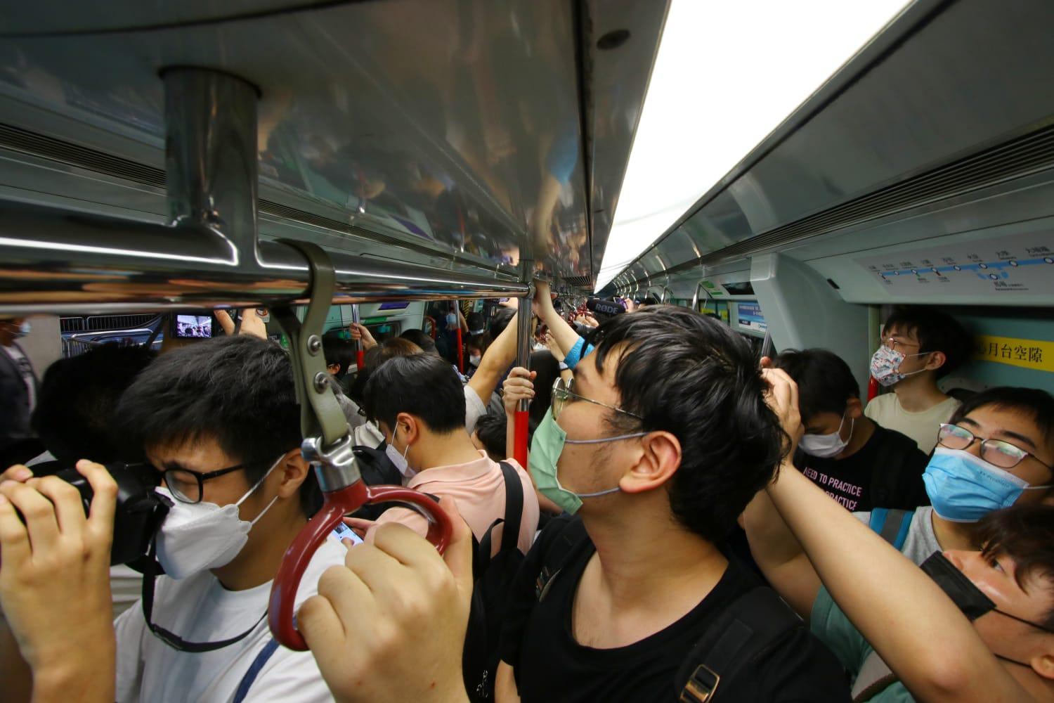 「烏蠅頭」12卡列車榮休 大批鐵路迷月台拍攝最後一班車 (持續更新)