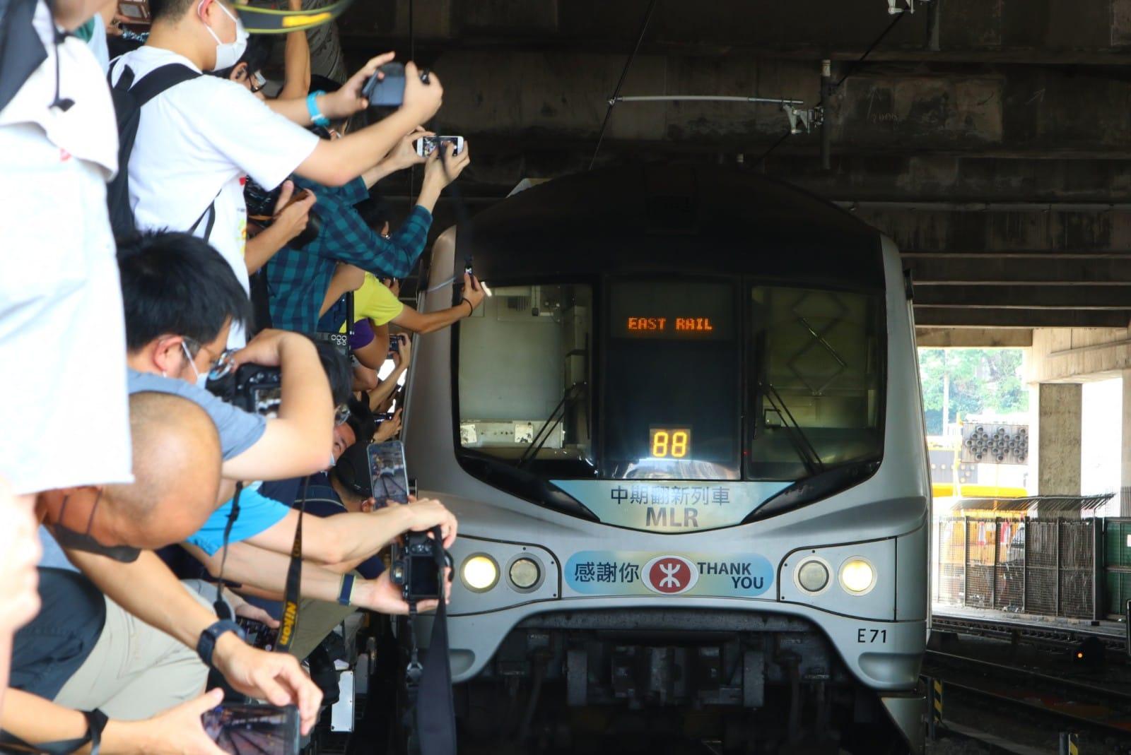 「烏蠅頭」12卡列車榮休 大批鐵路迷歡送最後一班車 (持續更新)