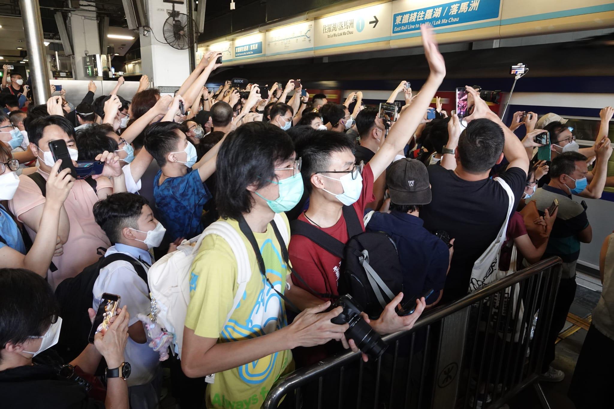 「烏蠅頭」12卡列車榮休 大批鐵路迷歡送最後一班車 (持續更新)