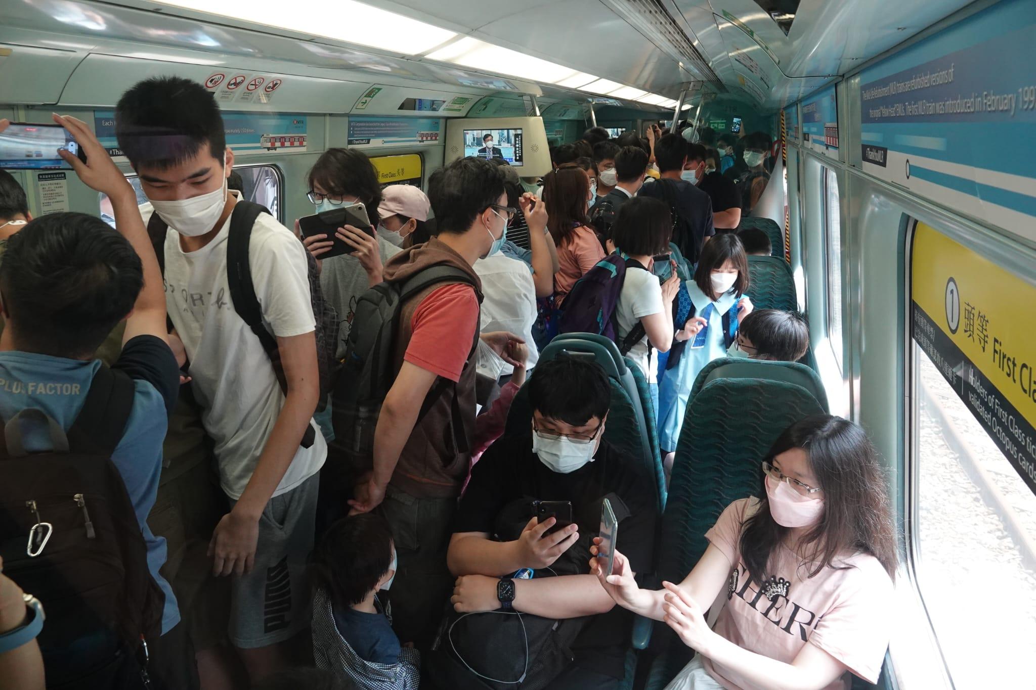 「烏蠅頭」12卡列車榮休 大批鐵路迷歡送最後一班車 (持續更新)